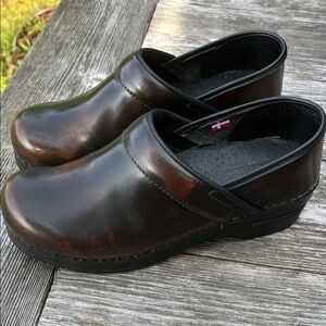 Sanita W Brown Leather Clogs 39